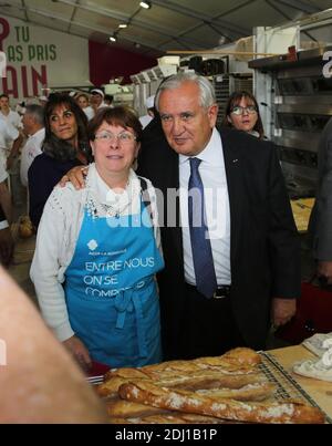 Le sénateur français les Républicains Jean-Pierre Raffarin visite le 21e Festival annuel du pain qui se tient en face de la cathédrale notre-Dame à Paris, en France, le 24 mai 2016. Photo de Somer/ABACAPRESS.COM Banque D'Images