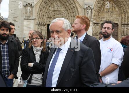 Le sénateur français les Républicains Jean-Pierre Raffarin visite le 21e Festival annuel du pain qui se tient en face de la cathédrale notre-Dame à Paris, en France, le 24 mai 2016. Photo de Somer/ABACAPRESS.COM Banque D'Images