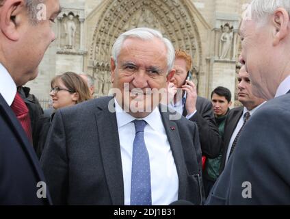 Le sénateur français les Républicains Jean-Pierre Raffarin visite le 21e Festival annuel du pain qui se tient en face de la cathédrale notre-Dame à Paris, en France, le 24 mai 2016. Photo de Somer/ABACAPRESS.COM Banque D'Images