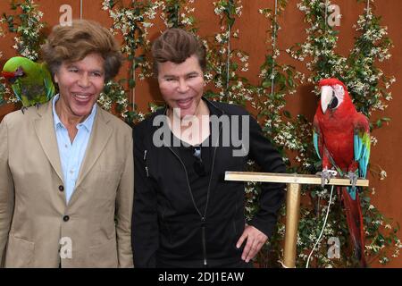 Igor et Grichka Bogdanoff posant au Village pendant l'Open de tennis français à l'arène Roland-Garros à Paris, France, le 25 mai 2016. Photo de Laurent Zabulon/ABACAPRESS Banque D'Images