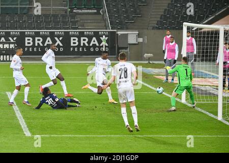 Moenchengladbach, Allemagne. 12 décembre 2020. Breel Embolo (3e R) de Moenchengladbach marque un match de football allemand de la Bundesliga entre Borussia Moenchengladbach et Hertha BSC à Moenchengladbach, Allemagne, 12 décembre 2020. Crédit: Ulrich Hufnagel/Xinhua/Alamy Live News Banque D'Images