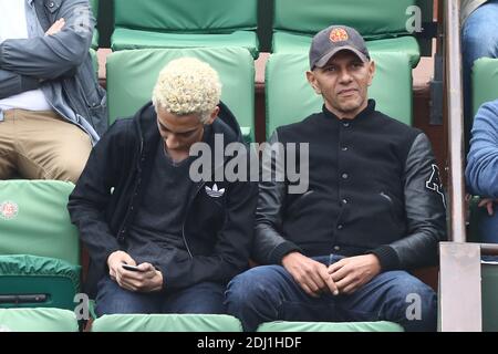 Roschdy Zem avec son fils Chad au VIP Tribune lors de l'Open de tennis à l'arène Roland-Garros à Paris, France, le 1er juin 2016. Photo par ABACAPRESS.COM Banque D'Images