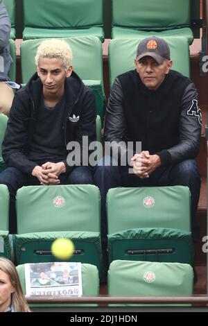 Roschdy Zem avec son fils Chad au VIP Tribune lors de l'Open de tennis à l'arène Roland-Garros à Paris, France, le 1er juin 2016. Photo par ABACAPRESS.COM Banque D'Images