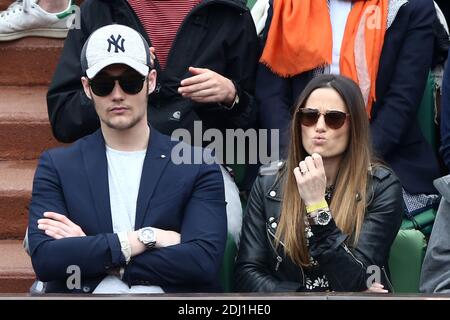 Louis Sarkozy et Capucine Anav dans le VIP Tribune lors de l'Open de tennis à l'arène Roland-Garros à Paris, France, le 1er juin 2016. Photo byABACAPRESS.COM Banque D'Images