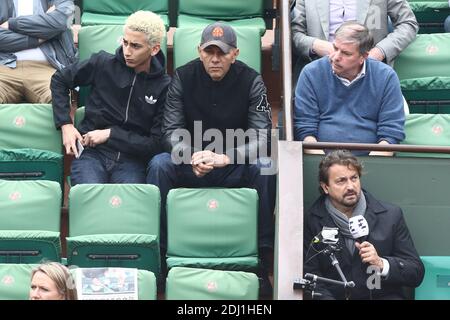 Roschdy Zem avec son fils Chad et Henri Leconte dans le VIP Tribune lors de l'Open de tennis français à l'arène Roland-Garros à Paris, France, le 1er juin 2016. Photo par ABACAPRESS.COM Banque D'Images