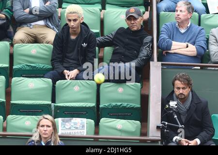 Roschdy Zem avec son fils Chad et Henri Leconte dans le VIP Tribune lors de l'Open de tennis français à l'arène Roland-Garros à Paris, France, le 1er juin 2016. Photo par ABACAPRESS.COM Banque D'Images