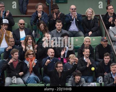 Loge Lacoste' (arrière - avant) ; Stephane Freiss, Jerome Commandeur, Melanie Bernier, Manu Katche avec sa femme Laurence, Pascal Legitimus avec sa femme Adriana Santini, Claudia Tagbo, Roschdy Zem avec son fils Tchad, Emmanuelle Devos avec son fils Raphaël, Cyrille Eldin avec son fils Camille au VIP Tribune lors de l'Open de tennis à l'arène Roland-Garros à Paris, France, le 1er juin 2016. Photo de Laurent Zabulon/ABACAPRESS.COM Banque D'Images