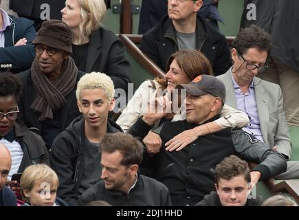 Roschdy Zem avec son fils Chad au VIP Tribune lors de l'Open de tennis à l'arène Roland-Garros à Paris, France, le 1er juin 2016. Photo de Laurent Zabulon/ABACAPRESS.COM Banque D'Images