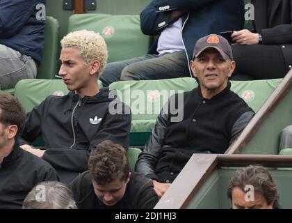 Roschdy Zem avec son fils Chad au VIP Tribune lors de l'Open de tennis à l'arène Roland-Garros à Paris, France, le 1er juin 2016. Photo de Laurent Zabulon/ABACAPRESS.COM Banque D'Images