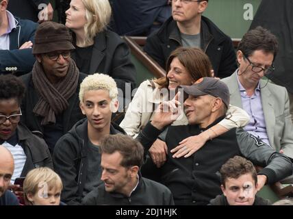 Roschdy Zem avec son fils Chad et Manu Katche dans le VIP Tribune lors de l'Open de tennis français à l'arène Roland-Garros à Paris, France, le 1er juin 2016. Photo de Laurent Zabulon/ABACAPRESS.COM Banque D'Images