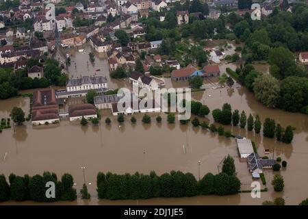 Vue aérienne d'un hélicoptère de la Gendarmerie nationale transportant le ministre français de l'Environnement Ségolène Royal des inondations à Nemours, au sud-est de Paris, France, le 1er juin 2016. Ces derniers jours, des dérives torrentielles ont écrasé des parties de l'Europe du Nord, faisant quatre morts en Allemagne, violant les rives de la Seine à Paris et inondant des routes et des villages ruraux. Photo de Revelli-Beaumont/Pool/ABACAPRESS.COM Banque D'Images