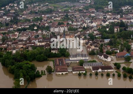 Vue aérienne d'un hélicoptère de la Gendarmerie nationale transportant le ministre français de l'Environnement Ségolène Royal des inondations à Nemours, au sud-est de Paris, France, le 1er juin 2016. Ces derniers jours, des dérives torrentielles ont écrasé des parties de l'Europe du Nord, faisant quatre morts en Allemagne, violant les rives de la Seine à Paris et inondant des routes et des villages ruraux. Photo de Revelli-Beaumont/Pool/ABACAPRESS.COM Banque D'Images