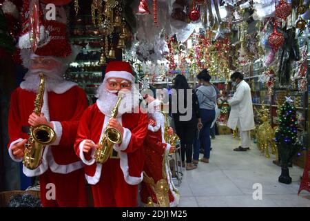 Kolkata, Inde. 12 décembre 2020. Les gens achètent des articles décoratifs de Noël pour la prochaine célébration de Noël dans le cadre de la propagation de Covid-19 à Kolkata. (Photo de Sudipta Das/Pacific Press) crédit: Pacific Press Media production Corp./Alay Live News Banque D'Images