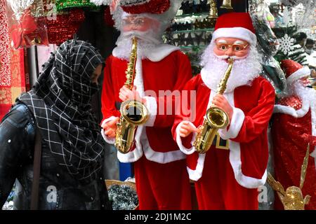 Kolkata, Inde. 12 décembre 2020. Les propriétaires de boutiques présentant le Père Noël pour la prochaine célébration de Noël dans le cadre de la diffusion de Covid-19 à Kolkata (photo par Sudipta Das/Pacific Press) Credit: Pacific Press Media production Corp./Alay Live News Banque D'Images