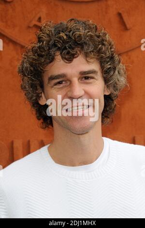 Gustavo Kuerten posant au Village lors de l'Open de tennis français à l'arène Roland-Garros de Paris, France, le 03 juin 2016. Photo d'Alban Wyters/ABACAPRESS.COM Banque D'Images