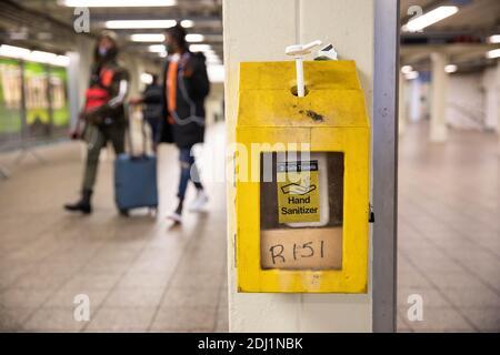 New York, États-Unis. 12 décembre 2020. Les gens passent devant une station de désinfection des mains à la station de métro Times Square à New York, aux États-Unis, le 12 décembre 2020. Le nombre total de cas de COVID-19 aux États-Unis a atteint samedi 16 millions, selon le Centre for Systems Science and Engineering (CSSE) de l'Université Johns Hopkins. Credit: Michael Nagle/Xinhua/Alay Live News Banque D'Images