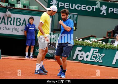 Feliciano et Marc Lopez jouent la finale des doubles hommes à l'Open de tennis français 2016 de BNP Paribas au stade Roland-Garros, Paris, France, le 4 juin 2016. Photo de Henri Szwarc/ABACAPRESS.COM Banque D'Images