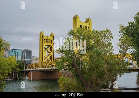 Tower Bridge sur la rivière Sacramento Banque D'Images