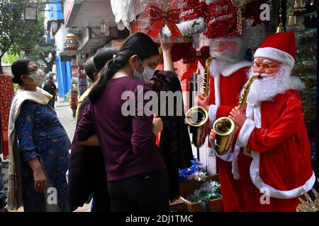 Kolkata, Inde. 12 décembre 2020. Les gens achètent des articles décoratifs de Noël pour la prochaine célébration de Noël dans le cadre de la propagation de Covid-19 à Kolkata. (Photo de Sudipta Das/Pacific Press) crédit: Pacific Press Media production Corp./Alay Live News Banque D'Images