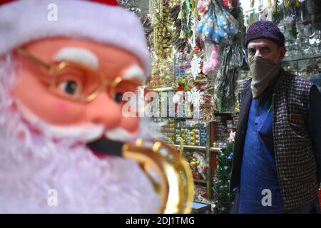 Kolkata, Inde. 12 décembre 2020. Les propriétaires de boutiques présentant le Père Noël pour la prochaine célébration de Noël dans le cadre de la diffusion de Covid-19 à Kolkata (photo par Sudipta Das/Pacific Press) Credit: Pacific Press Media production Corp./Alay Live News Banque D'Images