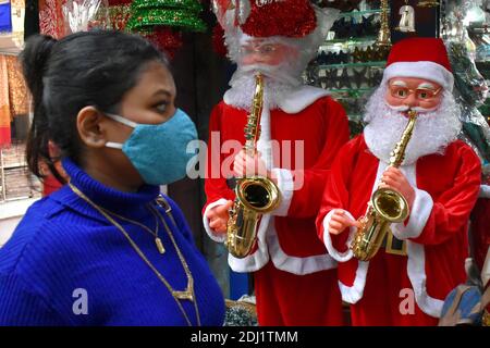 Kolkata, Inde. 12 décembre 2020. Les propriétaires de boutiques présentant le Père Noël pour la prochaine célébration de Noël dans le cadre de la diffusion de Covid-19 à Kolkata (photo par Sudipta Das/Pacific Press) Credit: Pacific Press Media production Corp./Alay Live News Banque D'Images