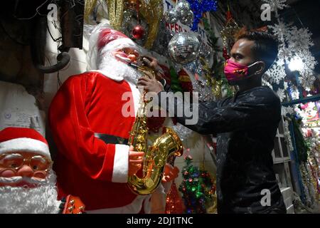 Kolkata, Inde. 12 décembre 2020. Les propriétaires de boutiques présentant le Père Noël pour la prochaine célébration de Noël dans le cadre de la diffusion de Covid-19 à Kolkata (photo par Sudipta Das/Pacific Press) Credit: Pacific Press Media production Corp./Alay Live News Banque D'Images