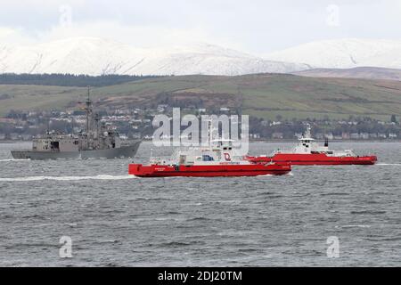 La frégate espagnole ESPS Reina Sofia passe Gourosk, avec deux navires de la flotte de Western Ferries prenant des mesures d'évitement. Banque D'Images