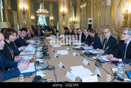 Le ministre allemand de l'intérieur Thomas de Maiziere assiste à la réunion hebdomadaire du cabinet présidée par le président français François Hollande, entouré par le ministre de la Santé et des Affaires sociales Marisol Touraine, le Premier ministre Manuel Valls, le ministre de la Culture et de la communication Audrey Azoulay, ministre du travail, de l'emploi, Formation professionnelle et dialogue social Myriam El Khomri, ministre des Finances et des comptes publics Michel Sapin, ministre de l'intérieur Bernard Cazeneuve, ministre de l'Environnement, de l'énergie et des Affaires maritimes, responsable des relations climatiques internationales Segolene Royal, ministre Banque D'Images