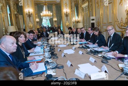 Le ministre allemand de l'intérieur Thomas de Maiziere assiste à la réunion hebdomadaire du cabinet présidée par le président français François Hollande, entouré par le ministre de la Santé et des Affaires sociales Marisol Touraine, le Premier ministre Manuel Valls, le ministre de la Culture et de la communication Audrey Azoulay, ministre du travail, de l'emploi, Formation professionnelle et dialogue social Myriam El Khomri, ministre des Finances et des comptes publics Michel Sapin, ministre de l'intérieur Bernard Cazeneuve, ministre de l'Environnement, de l'énergie et des Affaires maritimes, responsable des relations climatiques internationales Segolene Royal, ministre Banque D'Images