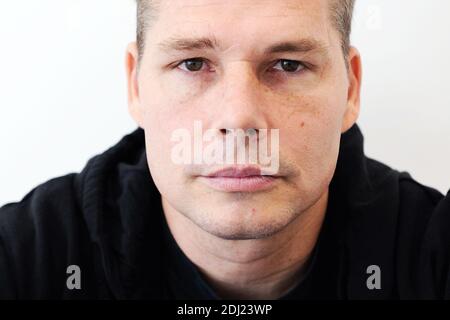 Le Streetartist OISE (Shepard Fairey) pose avant d'installer sa nouvelle exposition à la Galerie itinéraires à Paris, France, le 15 juin 2016. Photo d'Aurore Marechal/ABACAPRESS.COM Banque D'Images