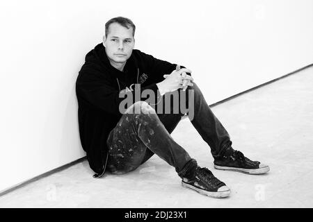 Le Streetartist OISE (Shepard Fairey) pose avant d'installer sa nouvelle exposition à la Galerie itinéraires à Paris, France, le 15 juin 2016. Photo d'Aurore Marechal/ABACAPRESS.COM Banque D'Images