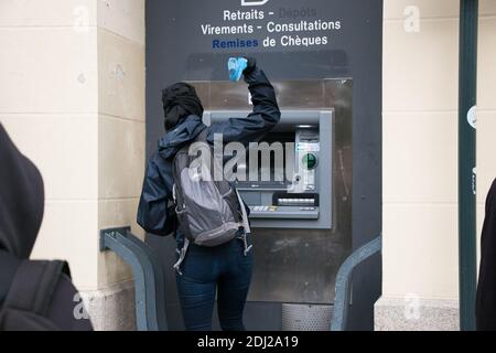 Un manifestant portant un masque heurte une fenêtre de banque avec un marteau le 23 juin 2016 à Rennes, dans l'ouest de la France, lors d'une manifestation contre les réformes prévues par le gouvernement en matière de droit du travail. Les syndicats français appellent à une manifestation natiocide contre une série de réformes du travail controversées visant à libéraliser le marché du travail en France, la dernière d'une série de manifestations qui ont commencé en mars et qui ont vu des violences répétées. Le président français assiégé François Hollande a promis le 23 juin que son gouvernement socialiste « allait tout faire » pour mettre en œuvre des réformes du travail controversées. Photo de Vincent Feuray/ABACAPRESS.COM Banque D'Images