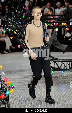 Un mannequin marche sur la piste du spectacle Christian Dior lors de la semaine de la mode masculine à Paris, le 25 juin 2016, à Paris, en France. Photo d'Aurore Marechal/ABACAPRESS.COM Banque D'Images