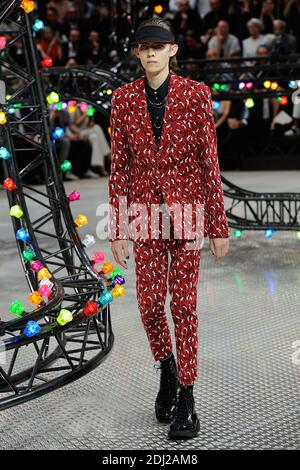 Un mannequin marche sur la piste du spectacle Christian Dior lors de la semaine de la mode masculine à Paris, le 25 juin 2016, à Paris, en France. Photo d'Aurore Marechal/ABACAPRESS.COM Banque D'Images