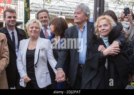 CATHEINE SALVADOR, ISABELLE AUBRET, ALAIN DELON - inauguration de la place Henri Salvado face à l'Olympia. Photo de Nasser Berzane/ABACAPRESS.COM Banque D'Images