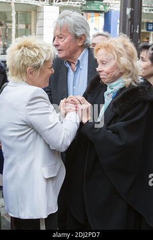 CATHERINE SALVADOR, ALAIN DELON, ISABELLE AUBRET - inauguration de la place Henri Salvado face à l'Olympia. Photo de Nasser Berzane/ABACAPRESS.COM Banque D'Images