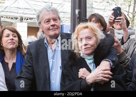 DELPHINE BURKLI - ALAIN DELON, ISABELLE AUBRET - inauguration de la place Henri Salvado face à l'Olympia. Photo de Nasser Berzane/ABACAPRESS.COM Banque D'Images