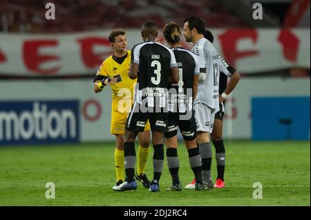 Stade Beira-Rio, Porto Alegre, Brésil. 12 décembre 2020. Brazilian Serie A, Internacional versus Botafogo; joueurs de Botafogo se plaignent à l'arbitre Caio Max Augusto Vieira au sujet de sa décision crédit: Action plus Sports/Alamy Live News Banque D'Images