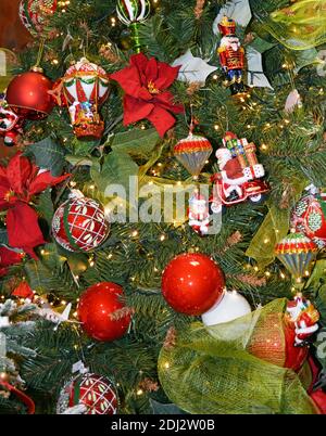 Carte de Noël à motif boules rouges, jouets, fleurs et rubans avec bacilles Banque D'Images