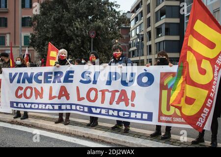 Rome, Italie. 12 décembre 2020. USB, Union de base et les mouvements démontrent à la région du Latium. La plate-forme pour sortir de la crise provoquée par Covid est maintenant abandonnée. Tous les domaines de travail et le droit au logement sont couverts. Le revenu de base, les droits, la santé et la sécurité sont demandés. (Photo d'Elisa Bianchini/Pacific Press) crédit: Pacific Press Media production Corp./Alay Live News Banque D'Images