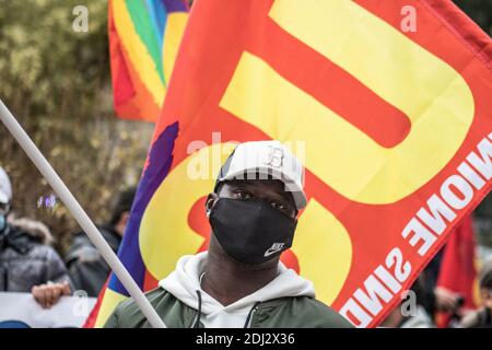 Rome, Italie. 12 décembre 2020. USB, Union de base et les mouvements démontrent à la région du Latium. La plate-forme pour sortir de la crise provoquée par Covid est maintenant abandonnée. Tous les domaines de travail et le droit au logement sont couverts. Le revenu de base, les droits, la santé et la sécurité sont demandés. (Photo d'Elisa Bianchini/Pacific Press) crédit: Pacific Press Media production Corp./Alay Live News Banque D'Images