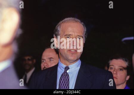 Dossier - le sénateur américain Joseph Biden (démocrate du Delaware), président de la Commission judiciaire du Sénat américain, est interviewé à la suite du vote du Sénat américain pour confirmer le juge Clarence Thomas à être juge associé de la Cour suprême américaine à Washington, DC, le 15 octobre 1991. Le vote a été de 52 - 48 en faveur de Thomas.photo par Ron Sachs / CNP /ABACAPRESS.COM Banque D'Images