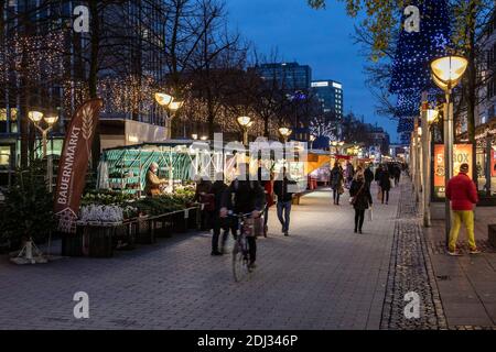 Besoin de masque dans la zone piétonne pendant la pandémie de couronne, ici les étals du marché agricole et seulement quelques décorations de Noël Banque D'Images