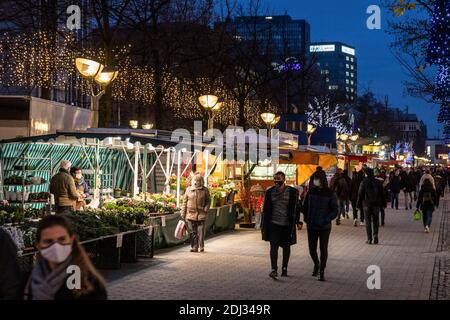 Besoin de masque dans la zone piétonne pendant la pandémie de couronne, ici les étals du marché agricole et seulement quelques décorations de Noël Banque D'Images