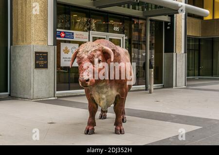 VANCOUVER, CANADA - le 05 NOVEMBRE 2019 : le taureau de bronze grandeur nature appelé Royal Sweet Diamond West Georgia Street. Banque D'Images