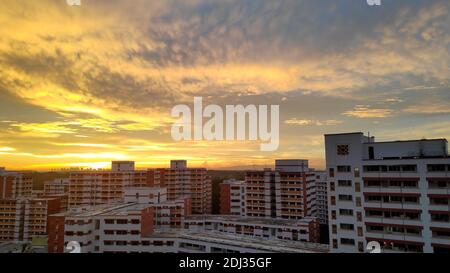 Coucher de soleil derrière la rangée d'appartements HDB à Singapour Banque D'Images