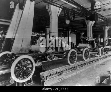 Chaîne de montage à l'usine Highland Park de Ford Motor Company, vers 1913 Banque D'Images