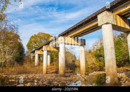 Augusta, GA USA - 12 12 20: Augusta Canal Trail un pont de train au-dessus d'une rivière et d'un lit de roche Banque D'Images