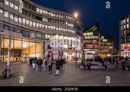 Week-end de l'Avent au Ko-Bogen à Düsseldorf, la foule à l'Apple Store Banque D'Images