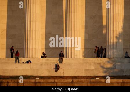 Washington, États-Unis. 13 décembre 2020. Le public visite le Lincoln Memorial à Washington, DC, aux États-Unis, le 12 décembre 2020. Les États-Unis ont signalé plus de 244,000 nouveaux cas de COVID-19 en une seule journée vendredi, établissant un nouveau record sombre alors que le pays prépare la distribution du premier vaccin COVID-19 aux États. Credit: Ting Shen/Xinhua/Alay Live News Banque D'Images